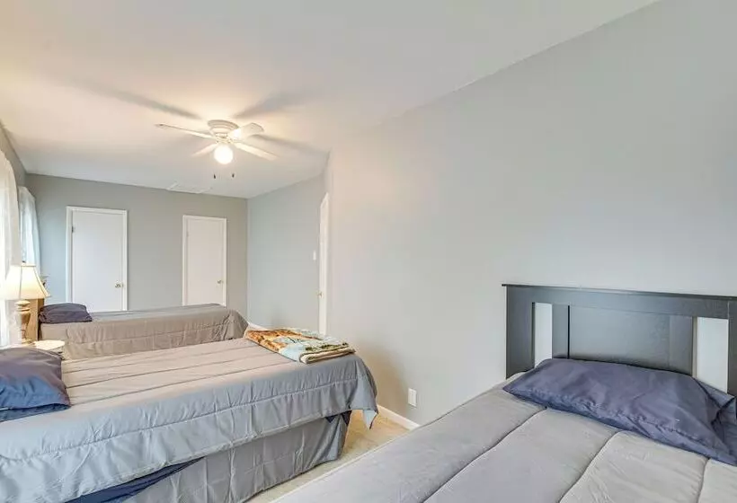 Countryside Biggsville Home W/ Yard, Dogs Welcome!