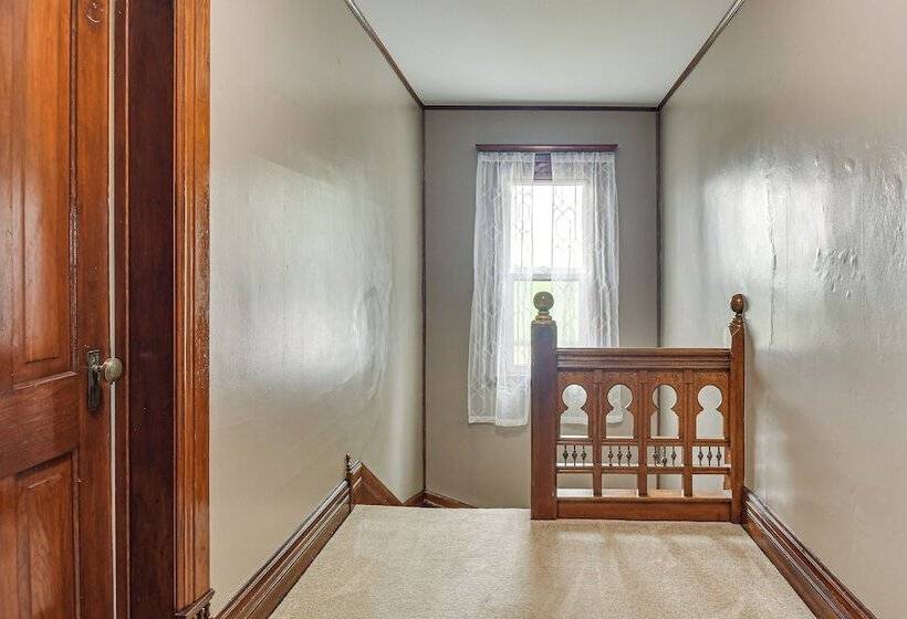 Countryside Biggsville Home W/ Yard, Dogs Welcome!