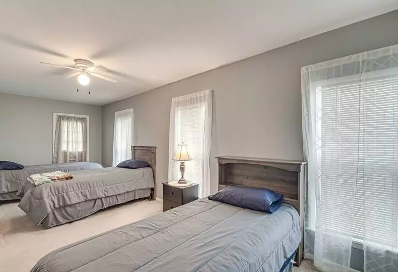 Countryside Biggsville Home W/ Yard, Dogs Welcome!