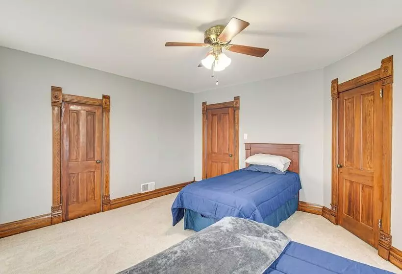 Countryside Biggsville Home W/ Yard, Dogs Welcome!