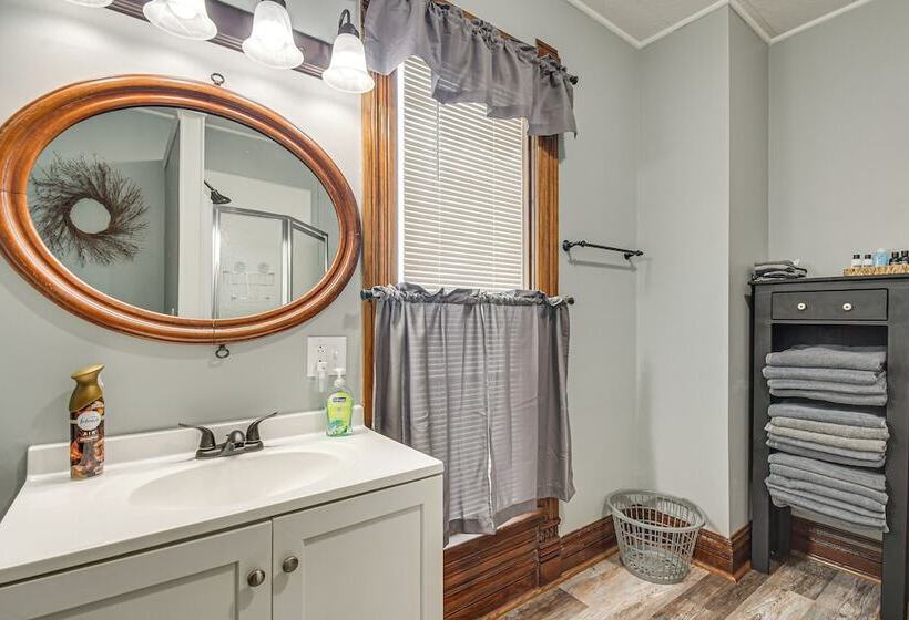 Countryside Biggsville Home W/ Yard, Dogs Welcome!