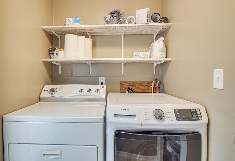 Countryside Biggsville Home W/ Yard, Dogs Welcome!