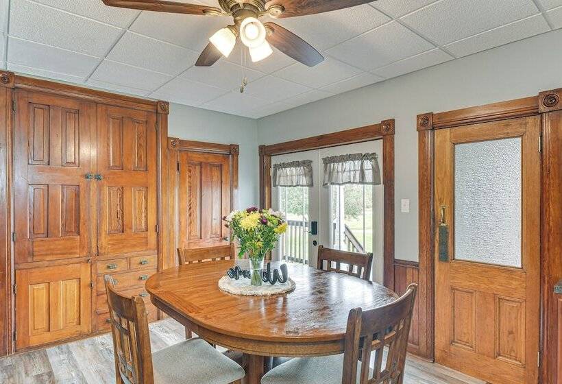 Countryside Biggsville Home W/ Yard, Dogs Welcome!