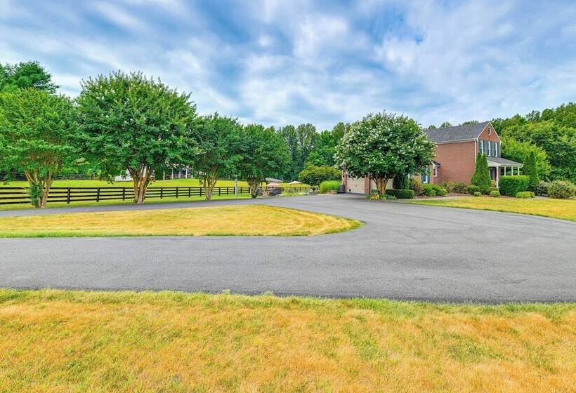 Cozy Louisa Escape W/ Patio + Pool Access!