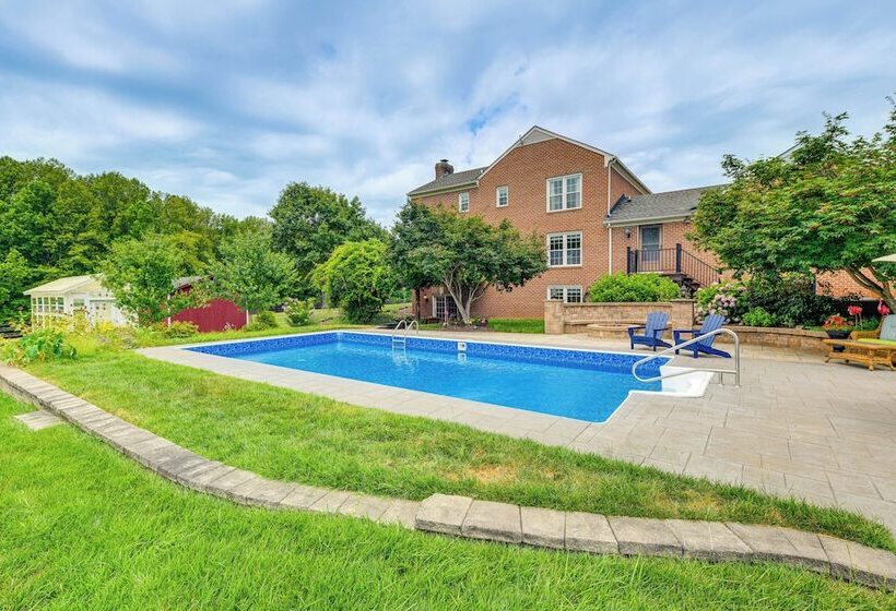 Cozy Louisa Escape W/ Patio + Pool Access!