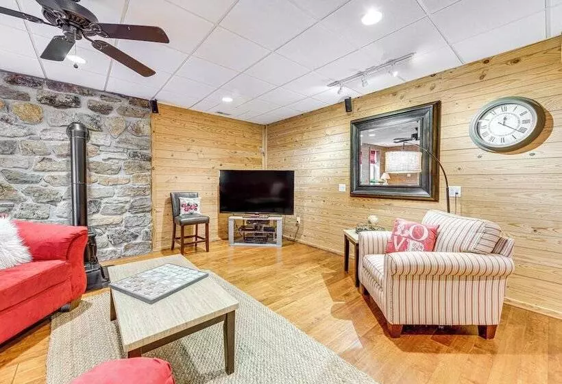 Cozy Louisa Escape W/ Patio + Pool Access!