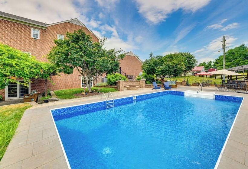 Cozy Louisa Escape W/ Patio + Pool Access!