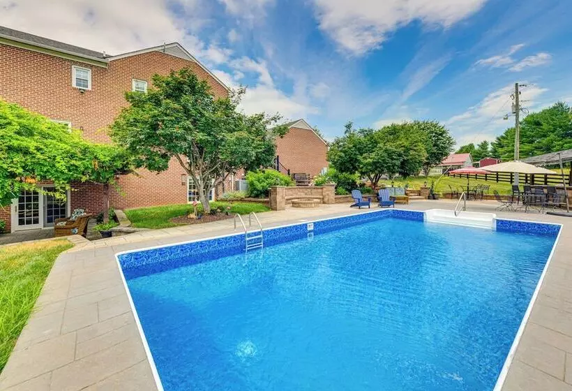 Cozy Louisa Escape W/ Patio + Pool Access!