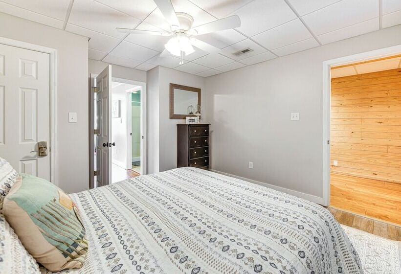 Cozy Louisa Escape W/ Patio + Pool Access!