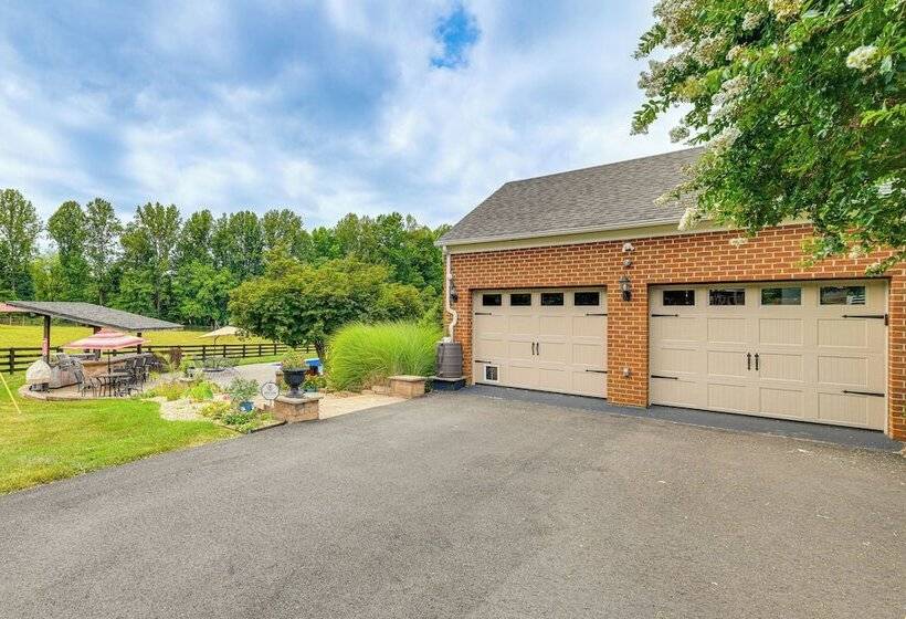 Cozy Louisa Escape W/ Patio + Pool Access!