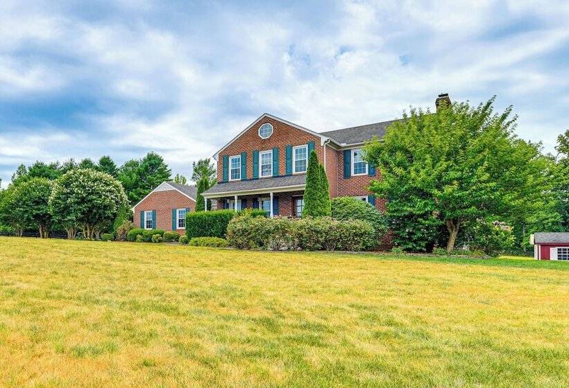 Cozy Louisa Escape W/ Patio + Pool Access!