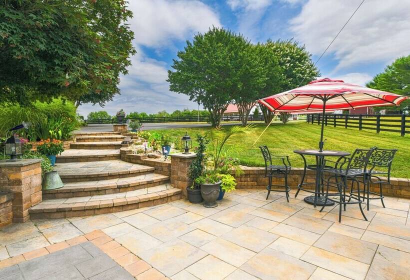 Cozy Louisa Escape W/ Patio + Pool Access!