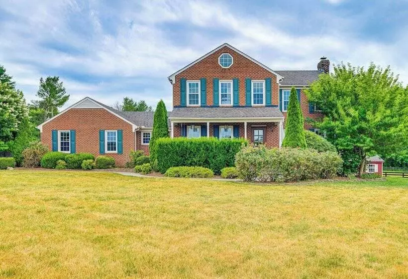 Cozy Louisa Escape W/ Patio + Pool Access!