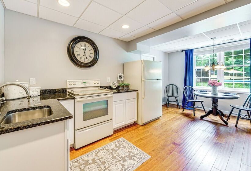 Cozy Louisa Escape W/ Patio + Pool Access!