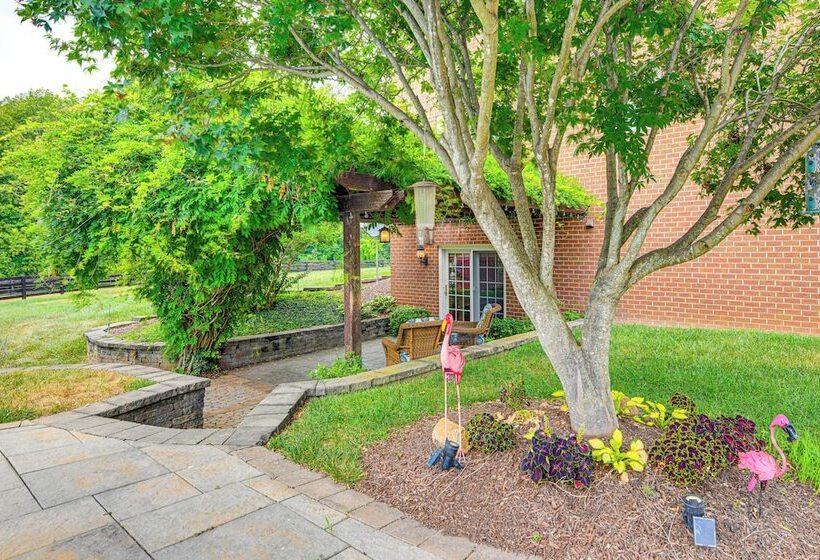 Cozy Louisa Escape W/ Patio + Pool Access!