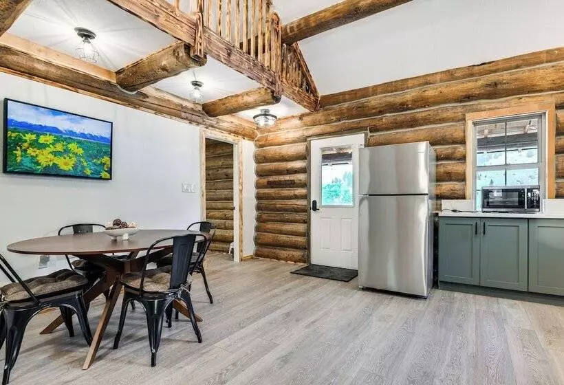 Cozy Melrose Cabin W/ Fire Pit: Walk To River!