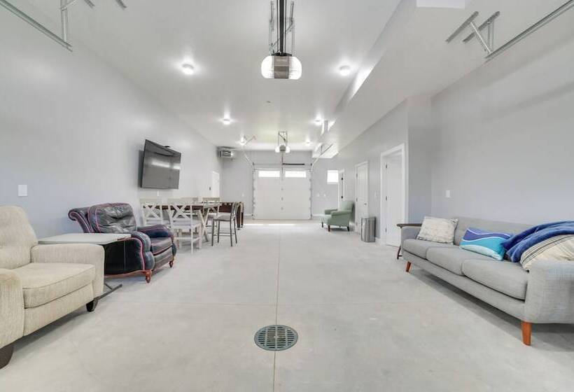 Higgins Lake Barndominium W/ Boat Parking!