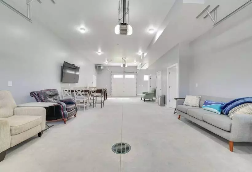 Higgins Lake Barndominium W/ Boat Parking!