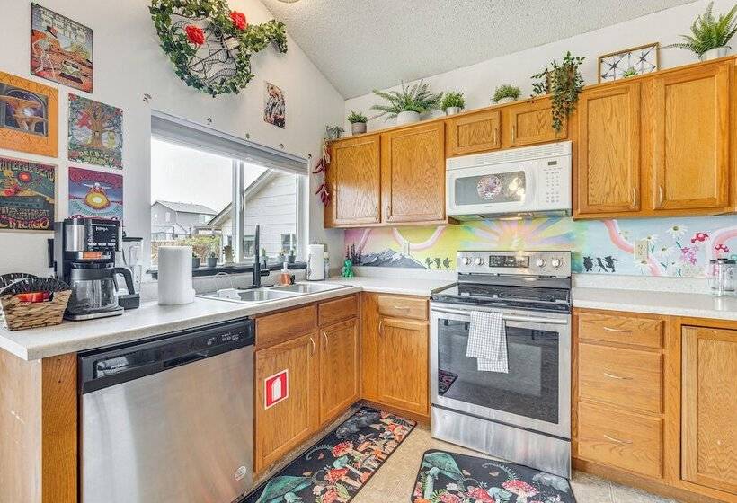 Music Themed Fountain Home W/ Fireplace & Yard!