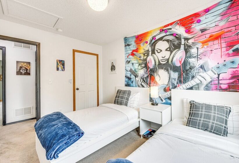 Music Themed Fountain Home W/ Fireplace & Yard!