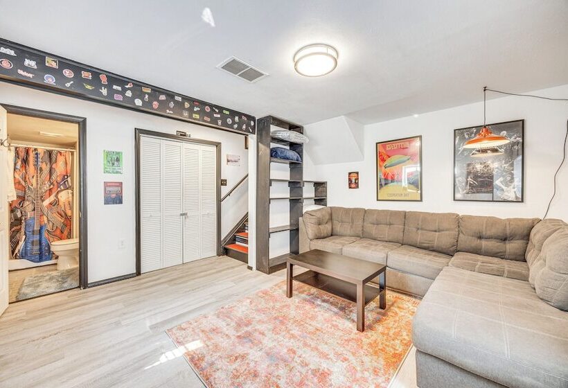 Music Themed Fountain Home W/ Fireplace & Yard!