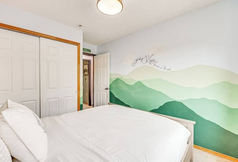 Music Themed Fountain Home W/ Fireplace & Yard!