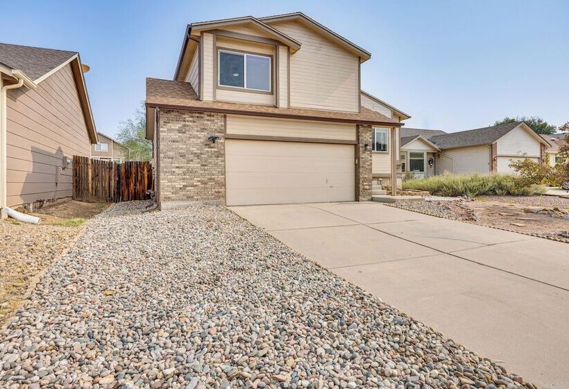 Music Themed Fountain Home W/ Fireplace & Yard!
