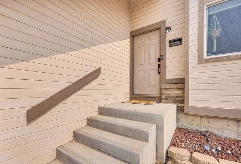 Music Themed Fountain Home W/ Fireplace & Yard!