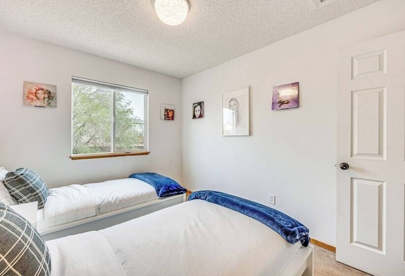 Music Themed Fountain Home W/ Fireplace & Yard!