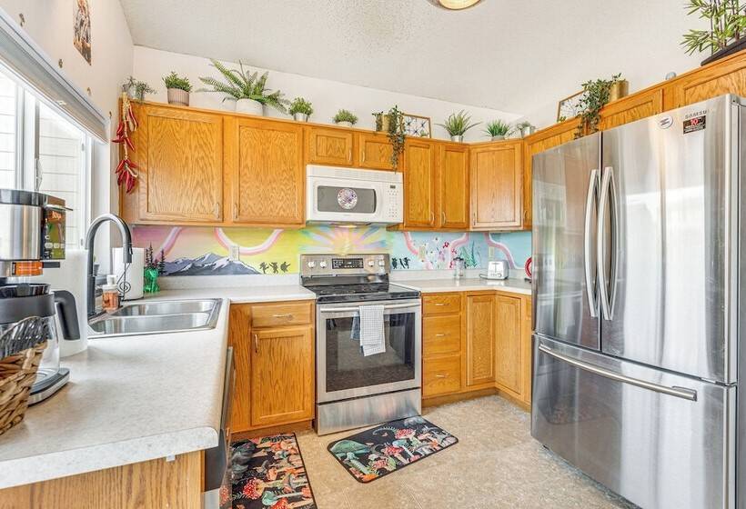 Music Themed Fountain Home W/ Fireplace & Yard!