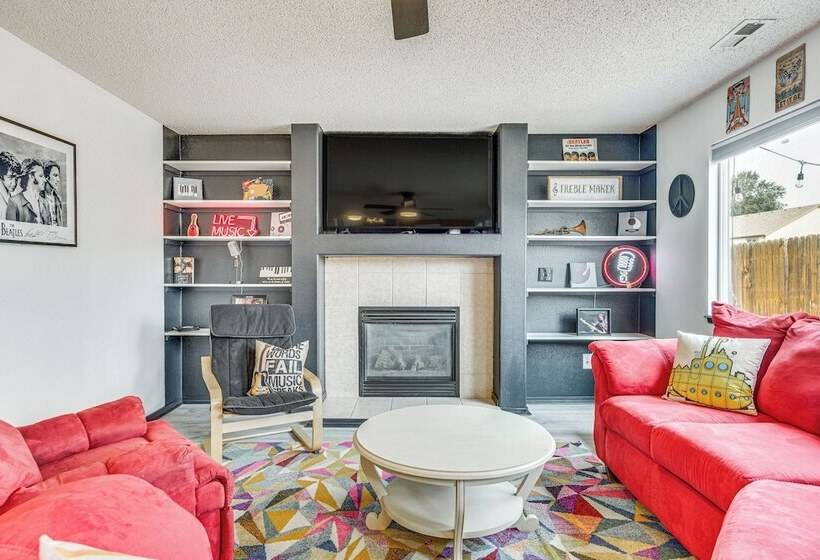 Music Themed Fountain Home W/ Fireplace & Yard!