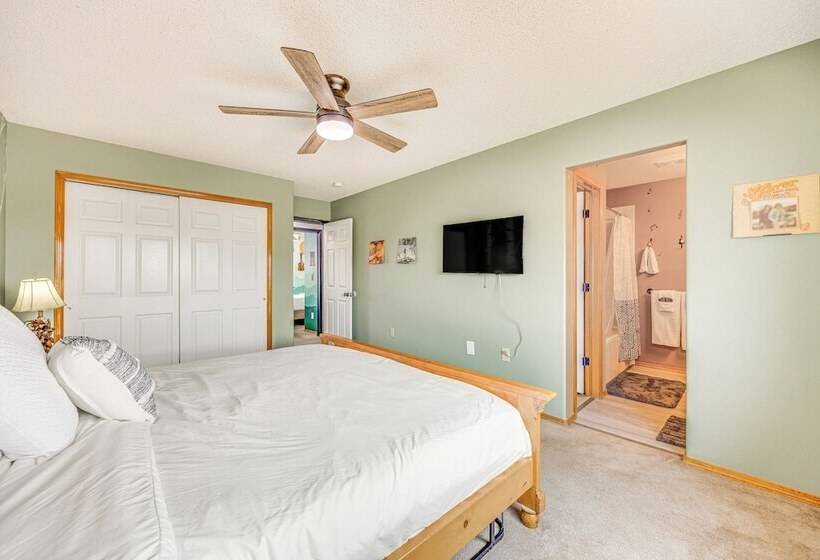 Music Themed Fountain Home W/ Fireplace & Yard!