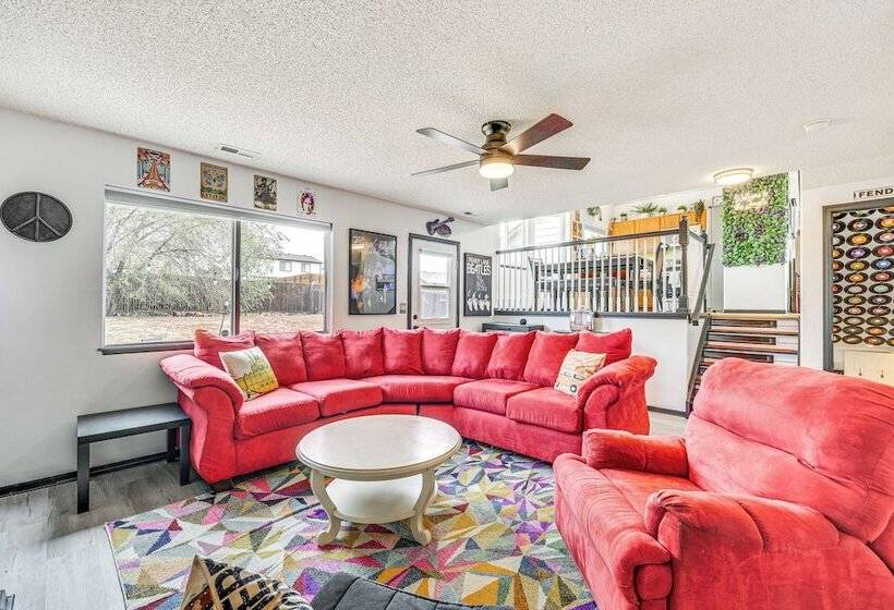 Music Themed Fountain Home W/ Fireplace & Yard!