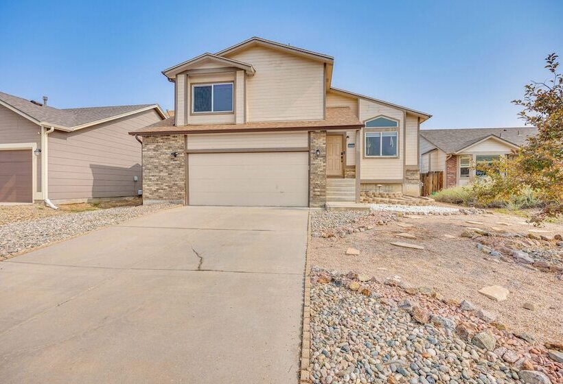 Music Themed Fountain Home W/ Fireplace & Yard!