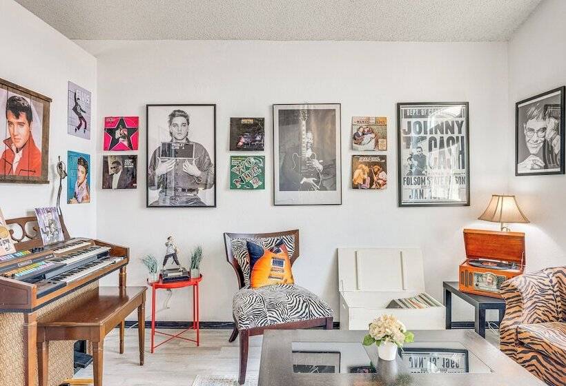 Music Themed Fountain Home W/ Fireplace & Yard!