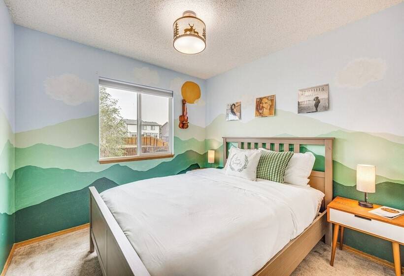 Music Themed Fountain Home W/ Fireplace & Yard!