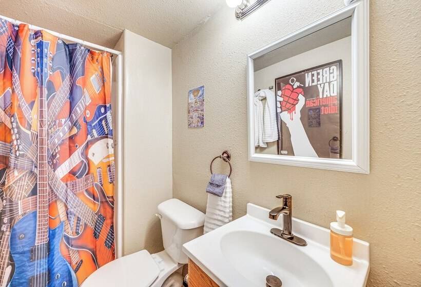 Music Themed Fountain Home W/ Fireplace & Yard!