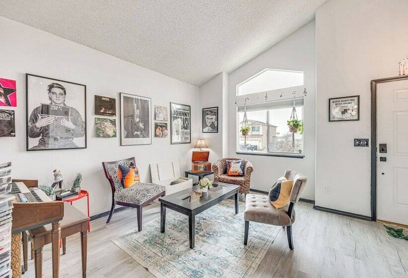 Music Themed Fountain Home W/ Fireplace & Yard!