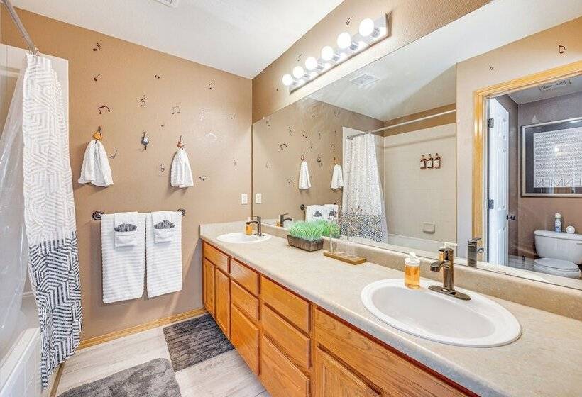 Music Themed Fountain Home W/ Fireplace & Yard!