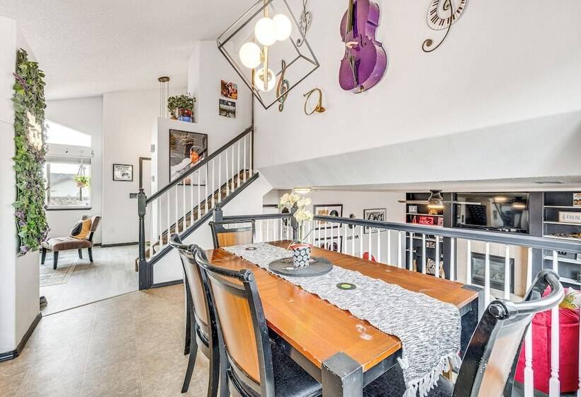 Music Themed Fountain Home W/ Fireplace & Yard!