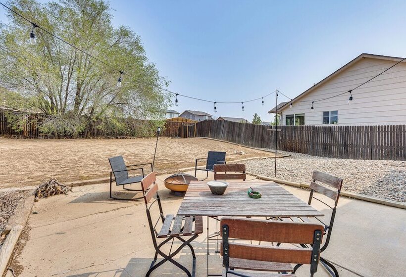 Music Themed Fountain Home W/ Fireplace & Yard!