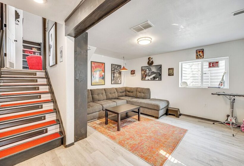 Music Themed Fountain Home W/ Fireplace & Yard!