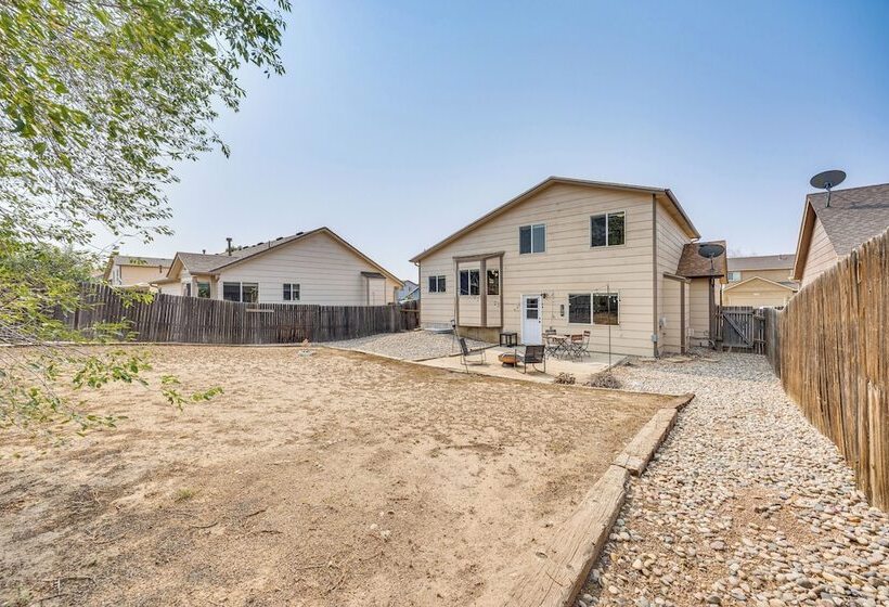 Music Themed Fountain Home W/ Fireplace & Yard!