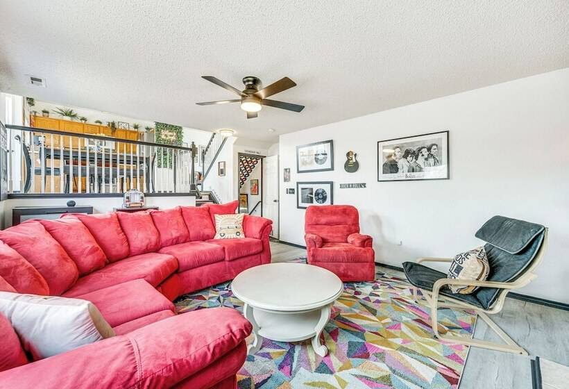 Music Themed Fountain Home W/ Fireplace & Yard!