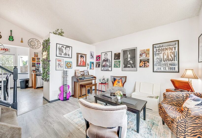 Music Themed Fountain Home W/ Fireplace & Yard!