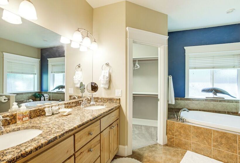 Rathdrum Home W/ Hot Tub: Steps To Beach Access!