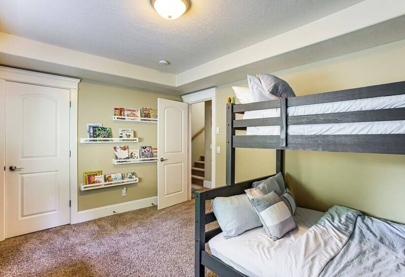 Rathdrum Home W/ Hot Tub: Steps To Beach Access!