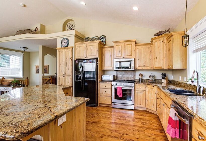 Rathdrum Home W/ Hot Tub: Steps To Beach Access!