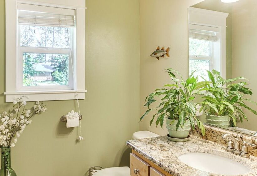 Rathdrum Home W/ Hot Tub: Steps To Beach Access!