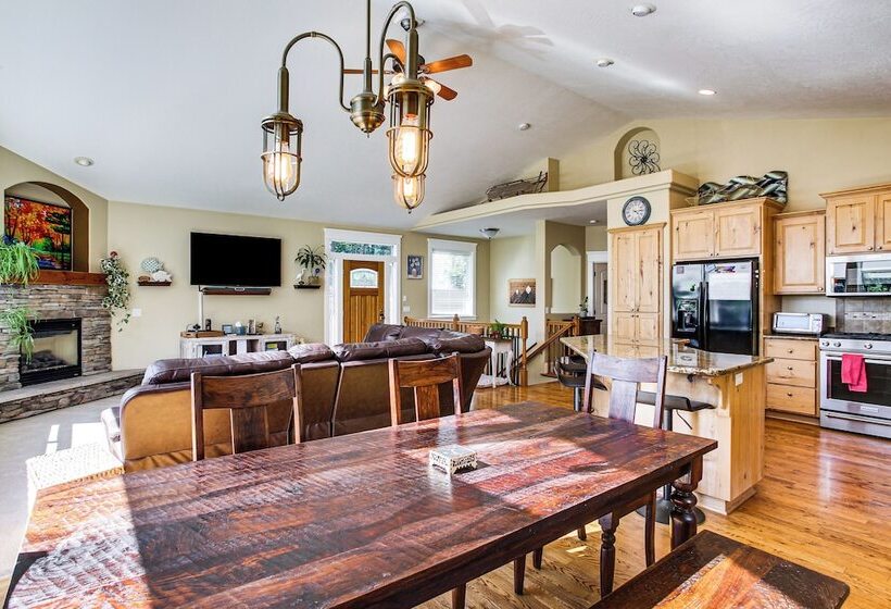 Rathdrum Home W/ Hot Tub: Steps To Beach Access!